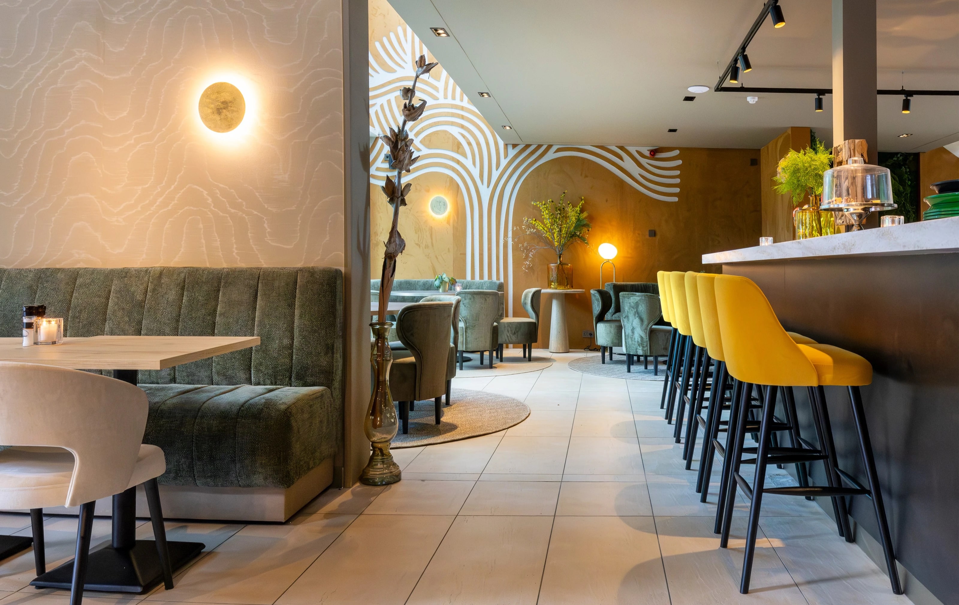 De warme bar en lounge van Cozmoss met zacht avondlicht