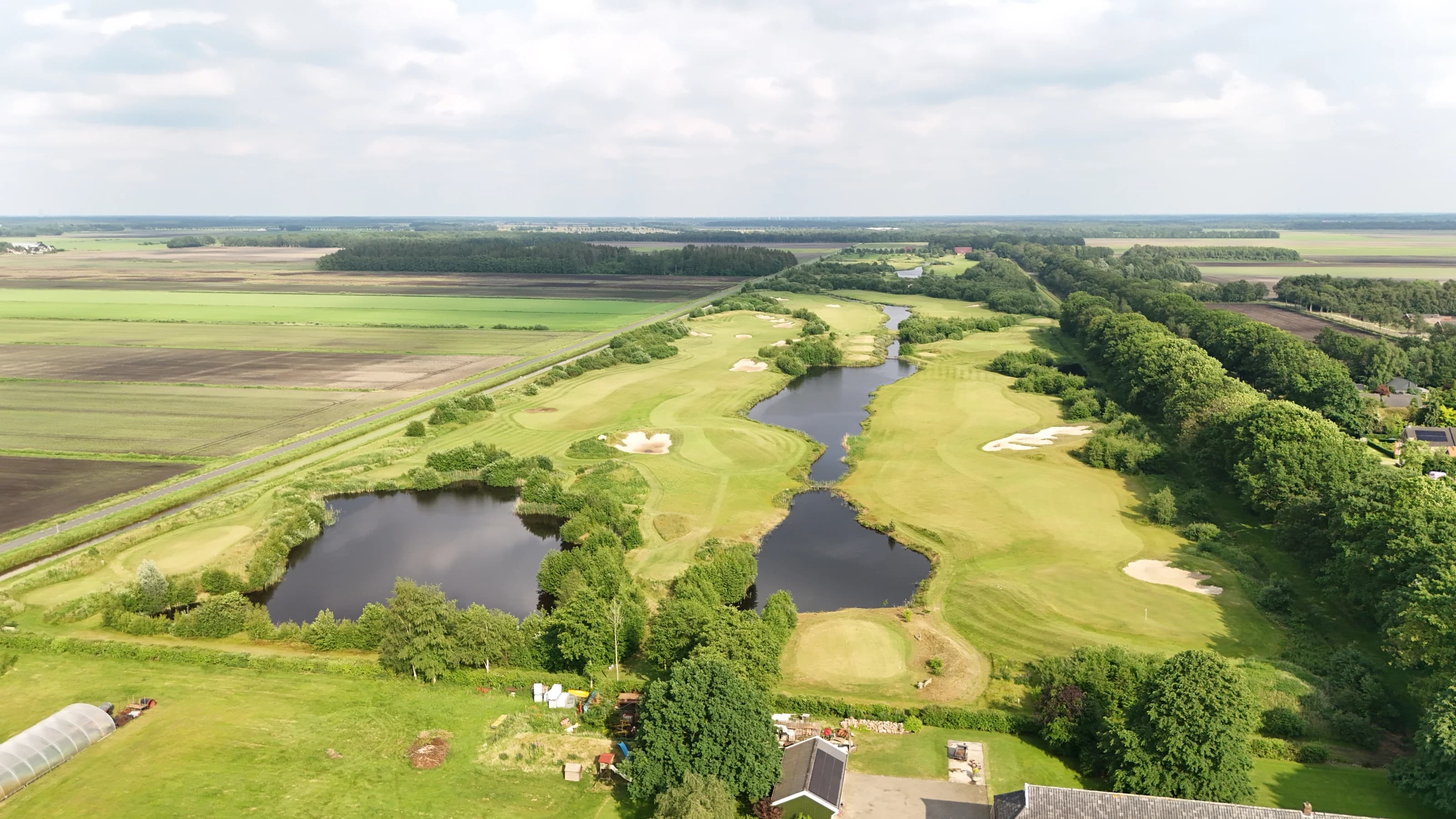 Weids groen landschap met vennen rondom Cozmoss, vanuit de lucht