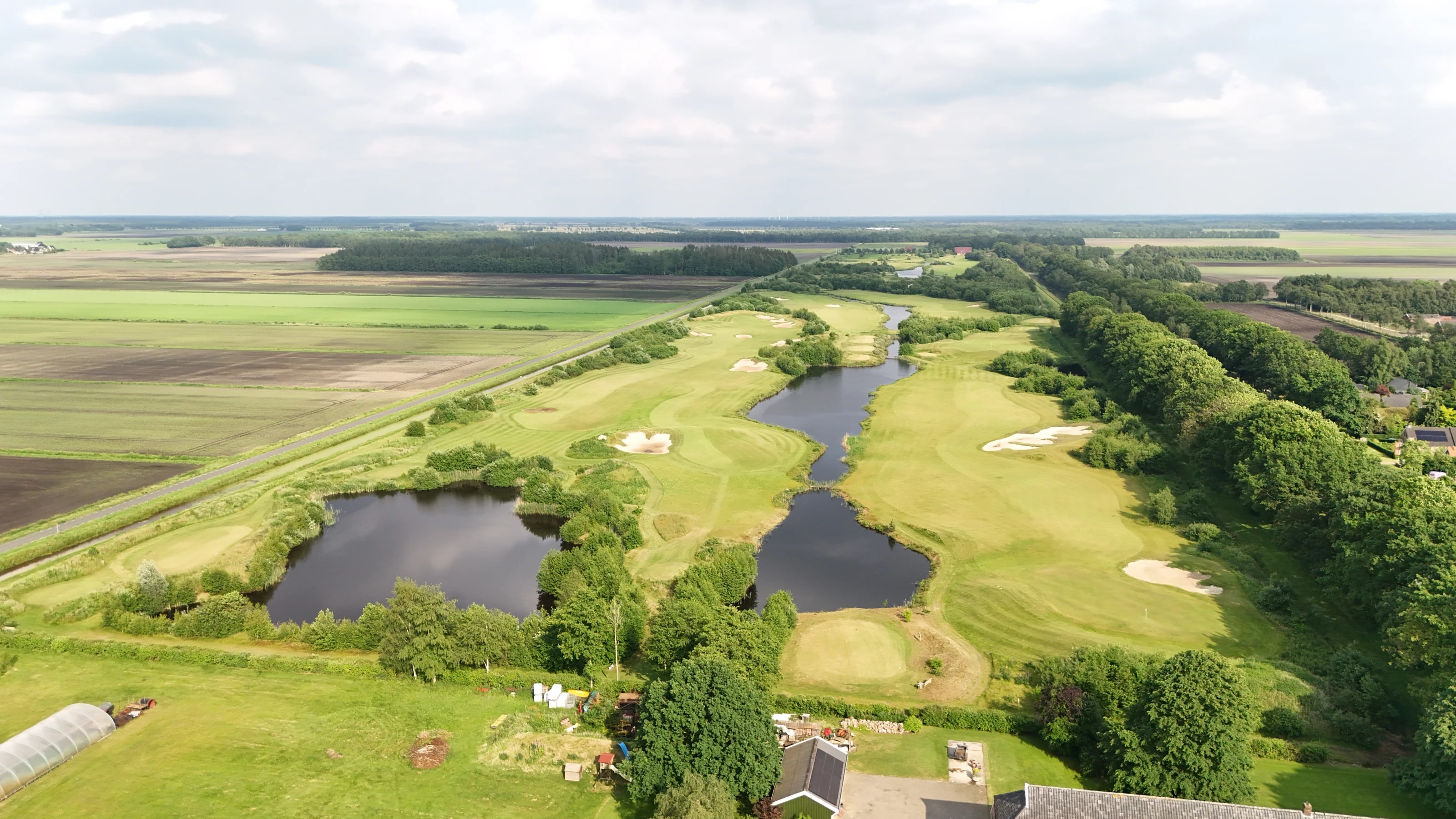 Weids groen landschap met vennen rondom Cozmoss, vanuit de lucht