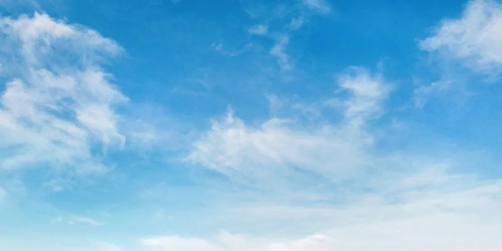 Een blauwe lucht met lichte wolken