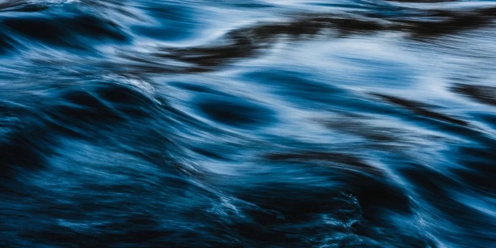 Stromend, diepblauw water