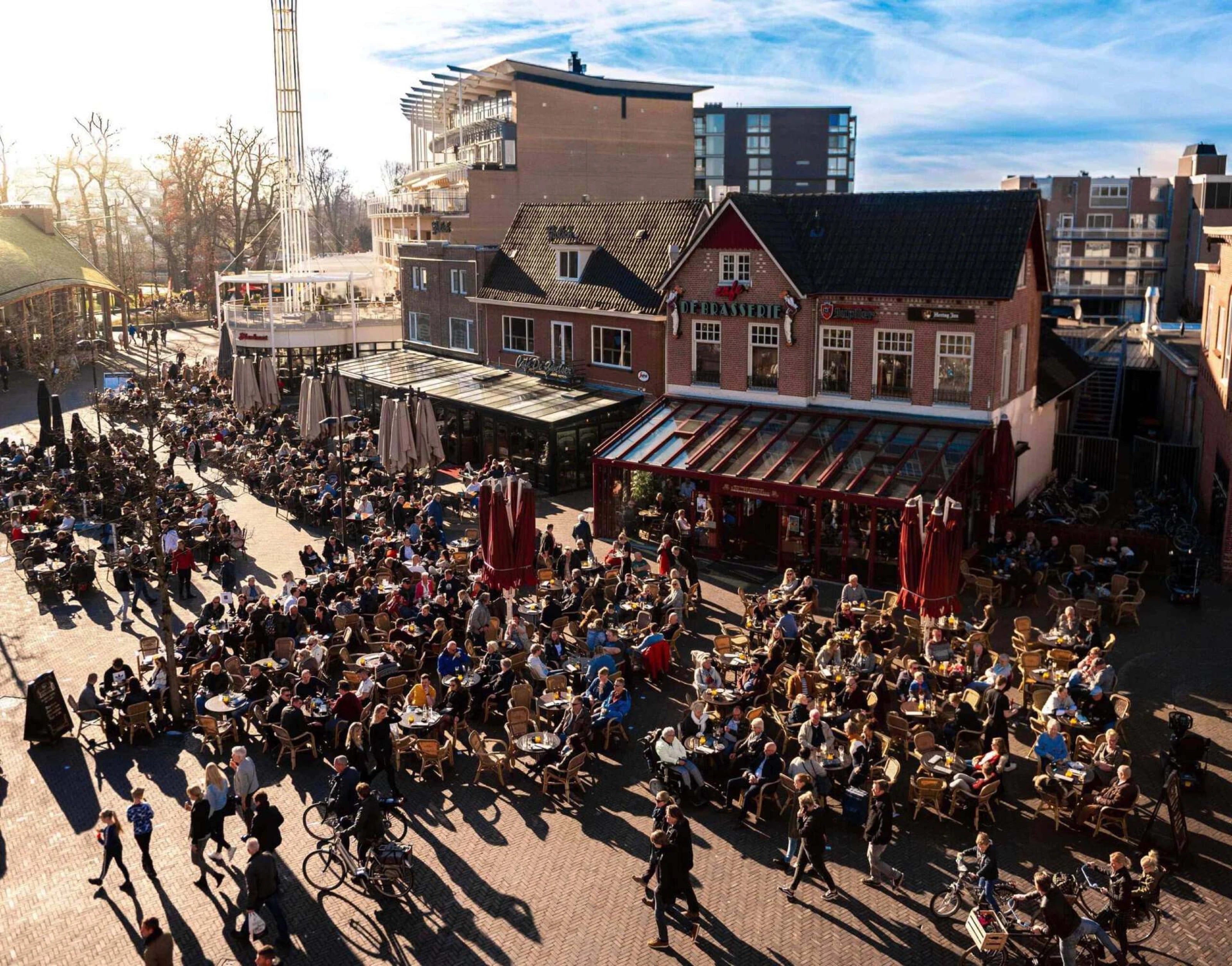 Volle, zonnige terrassen op het plein in Emmen