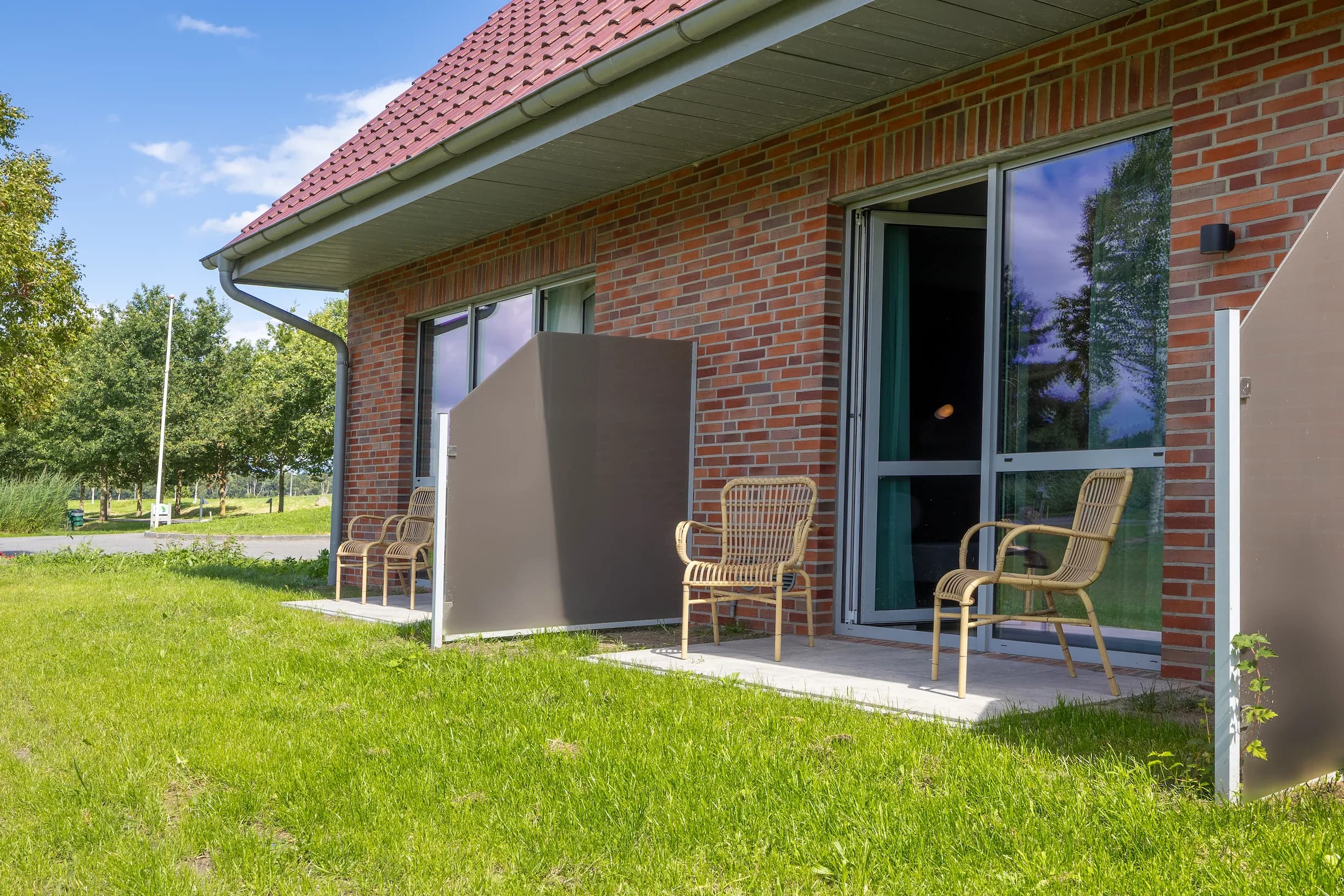 Het eigen terras van Kamer Linde aan de tuin