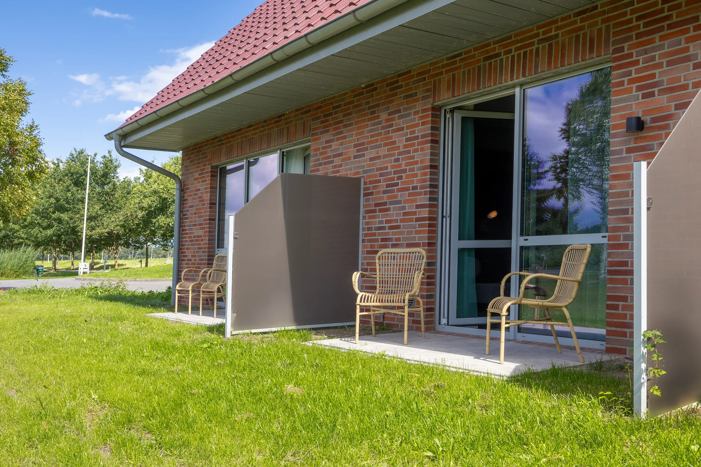 Het eigen terras van Kamer Linde aan de tuin