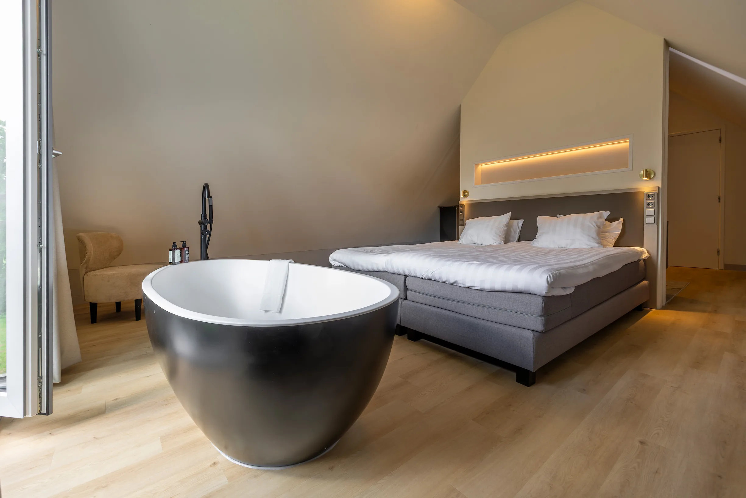 Kamer Ven met vrijstaand bad naast het bed