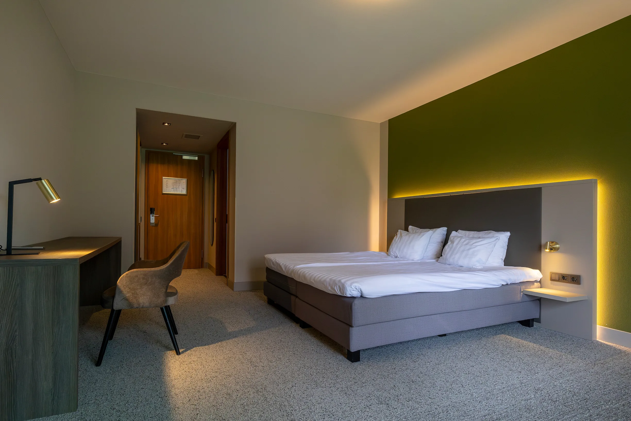 Kamer Wolk met bureau en kingsize bed