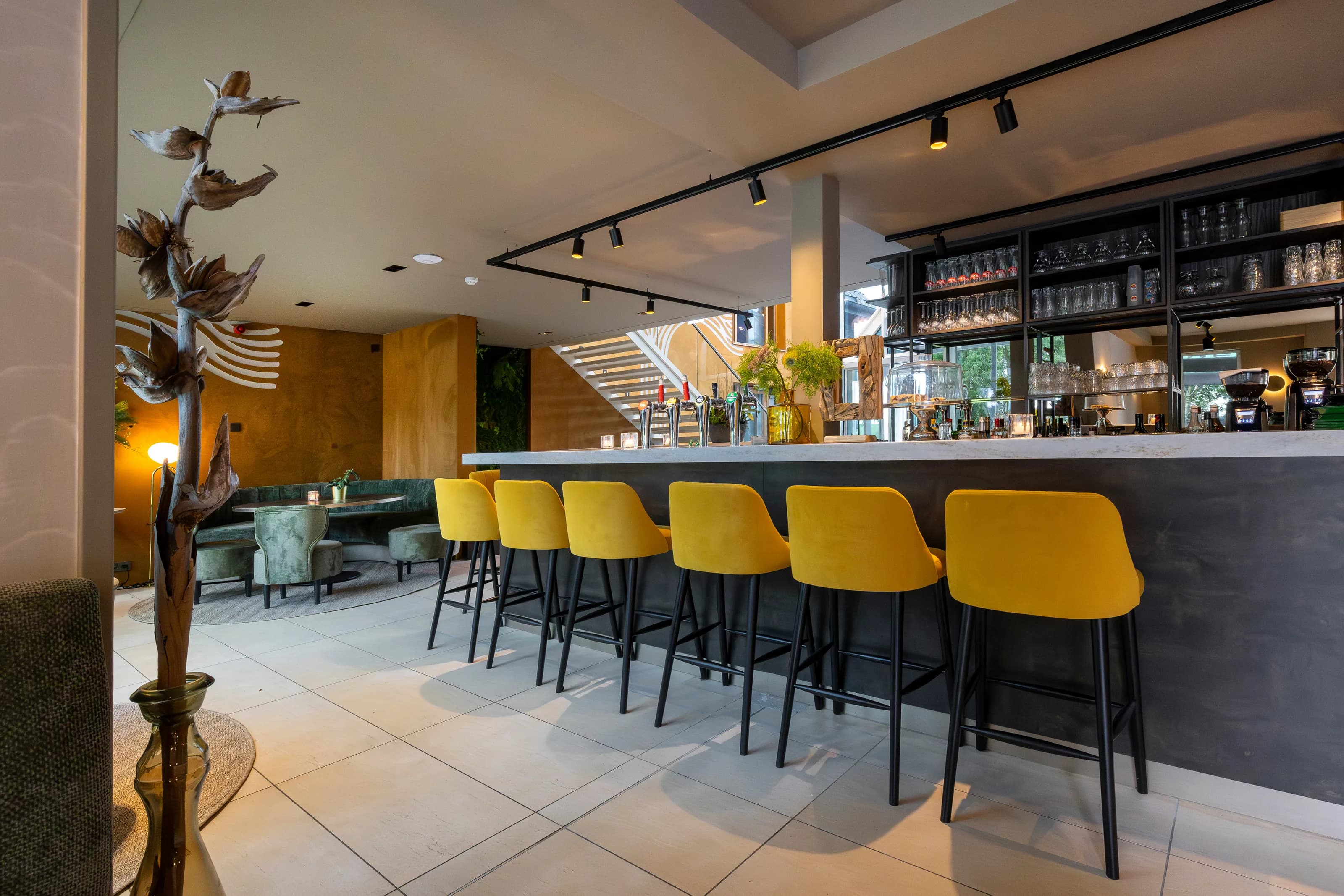 De bar van Lune met gele barkrukken