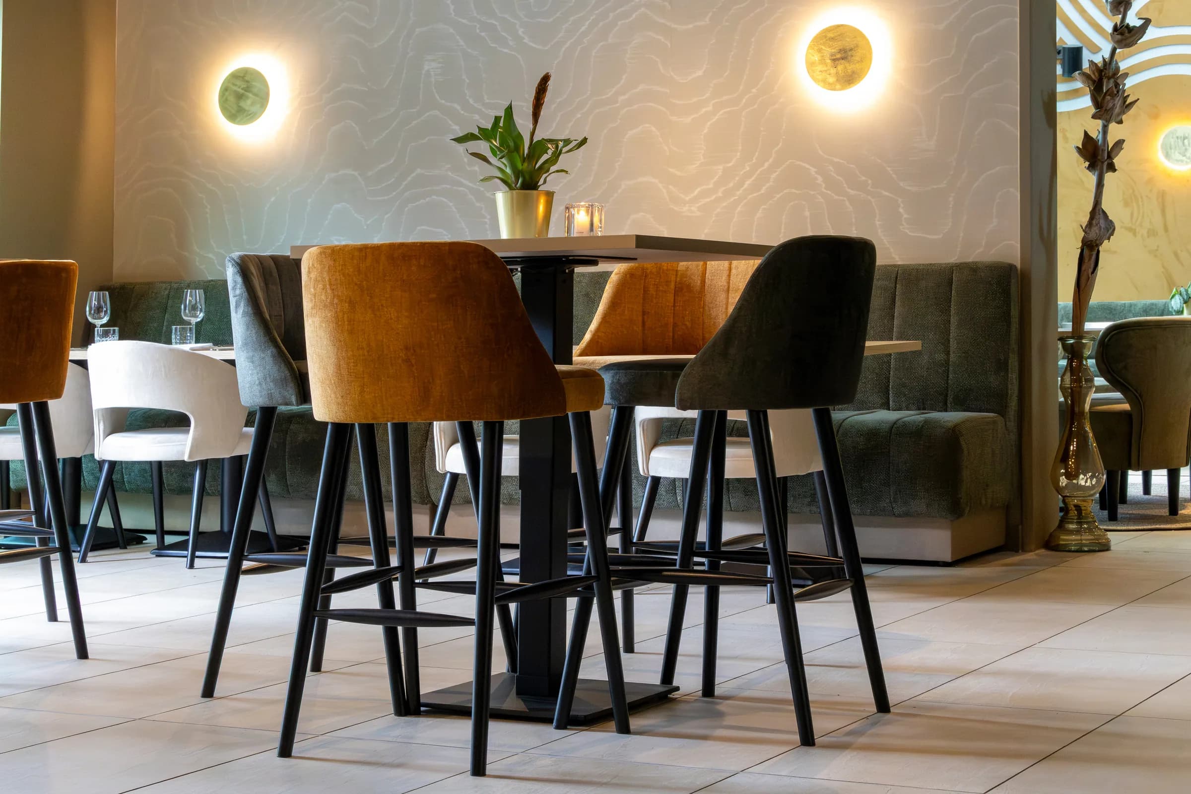 Hoge tafel met gekleurde stoelen bij Lune