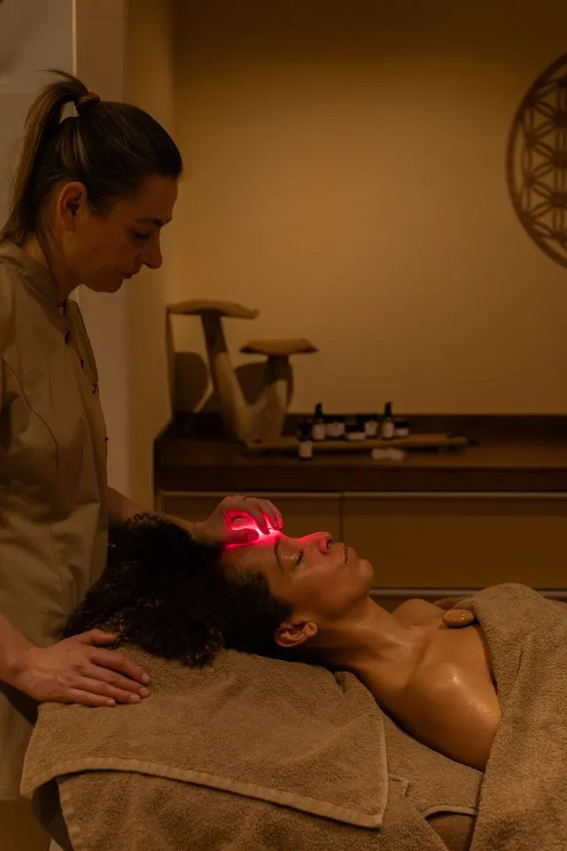 Gezichtsbehandeling met lichttherapie bij MOSS Wellness