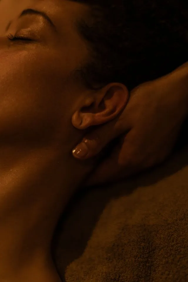Ontspannen tijdens een massage bij MOSS Wellness, in warm licht